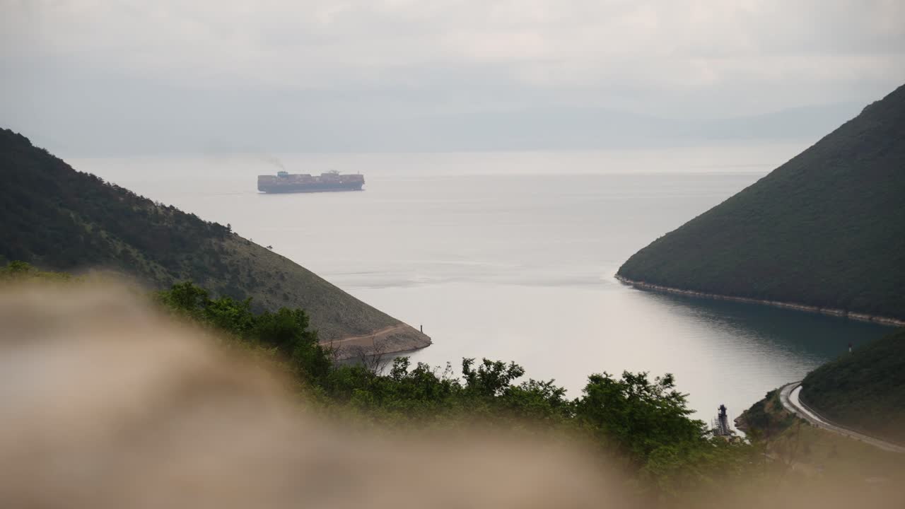 멀리 바다에서 화물 선박에 대한 안개