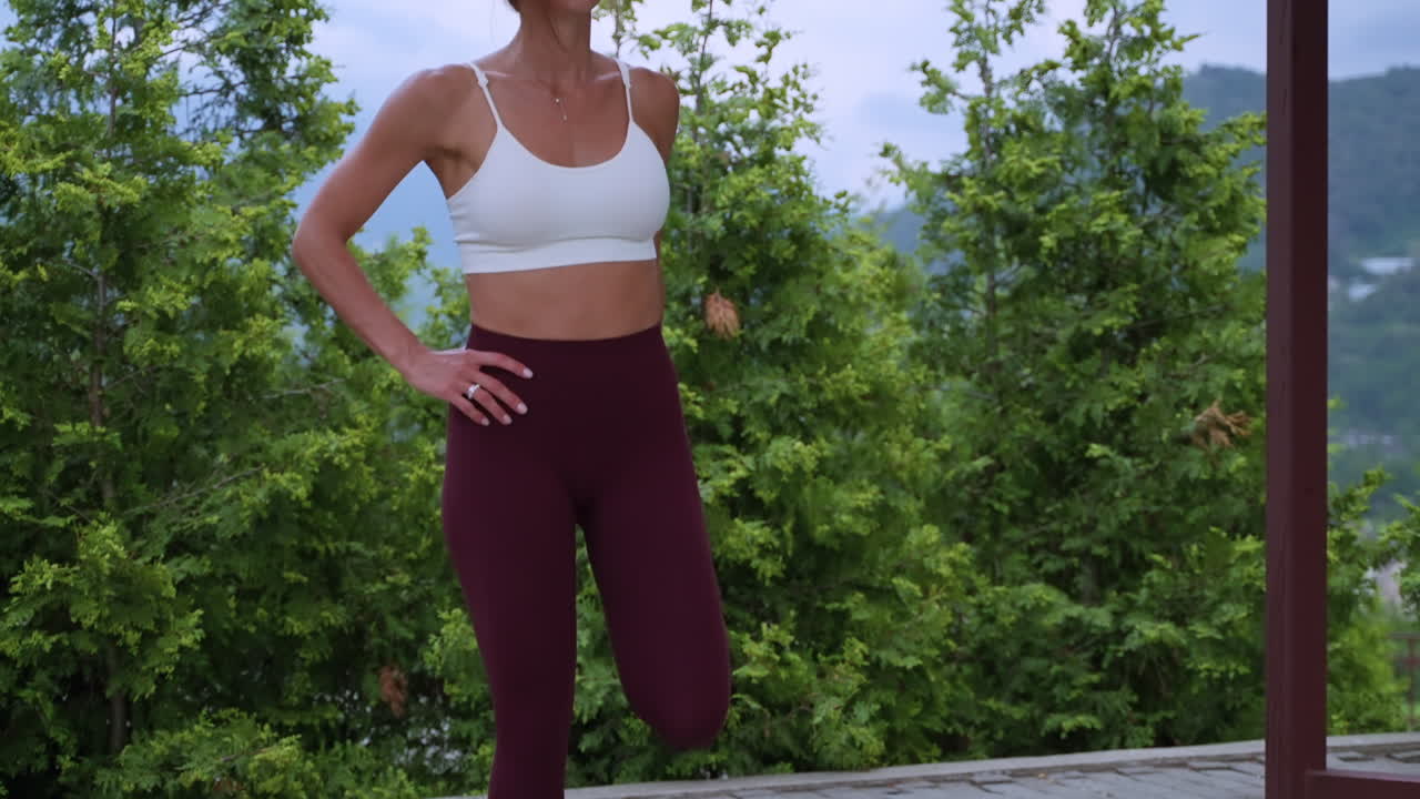 mujer en forma con ropa deportiva posando al aire libre