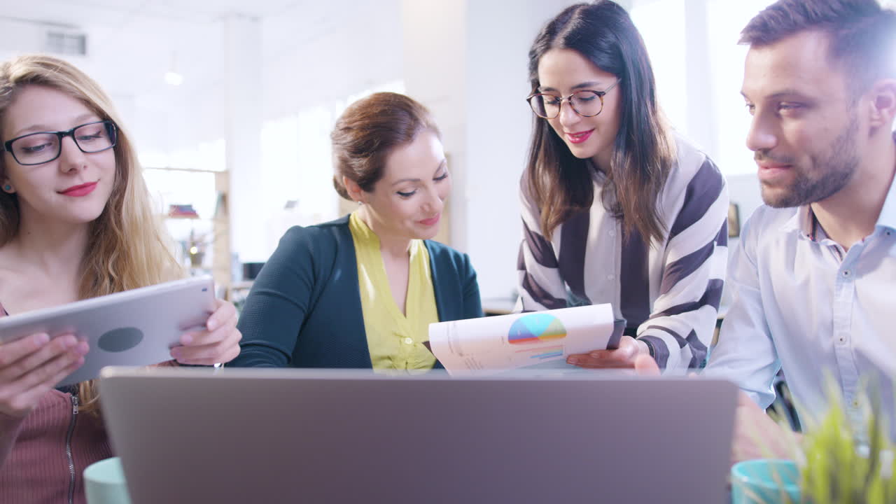 trabajo en equipo en un entorno de oficina moderno