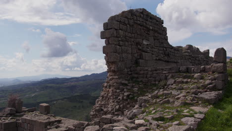 pared de piedra con vistas a un paisaje en pérgamo