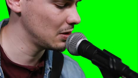 primer plano de un cantante cantando canciones en el micrófono