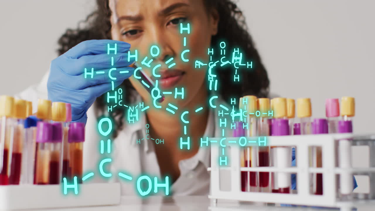 animación de estructuras químicas sobre una doctora biracial con tubos de ensayo