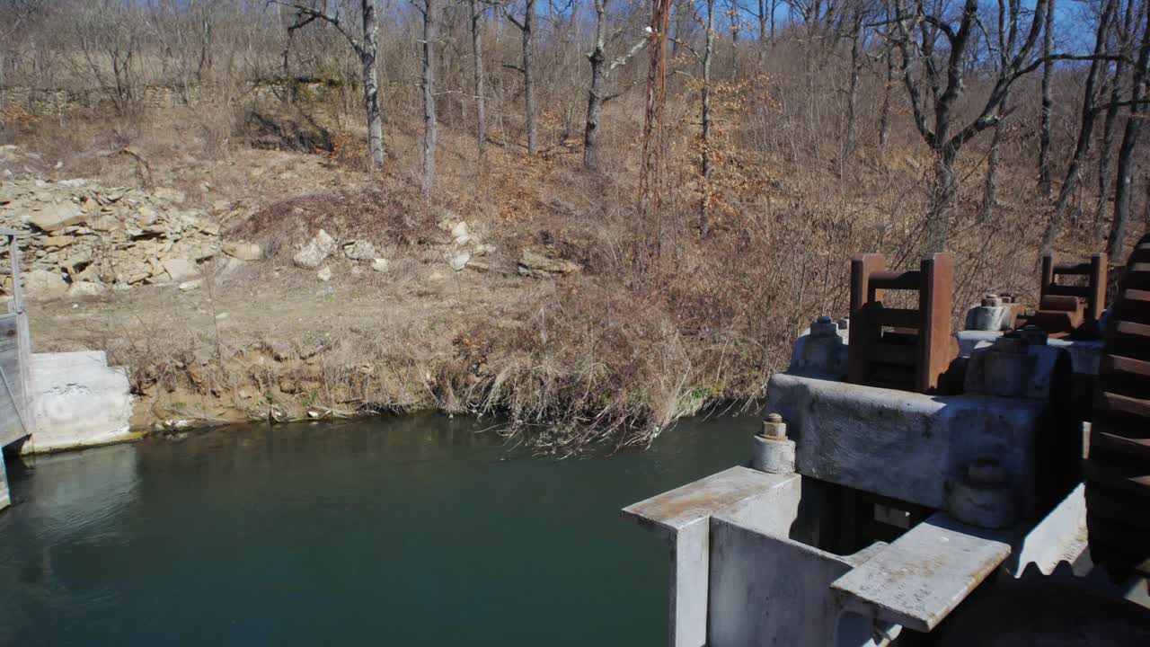 게이트웨이를 들어 올리는 오래된 메커니즘