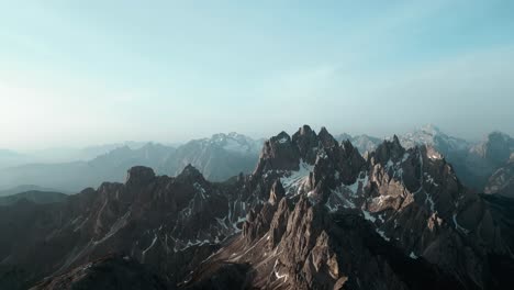 Hermoso-Paisaje-Aéreo-De-La-Cima-De-La-Montaña-Alpina,-Famoso-Tirol-Del-Sur