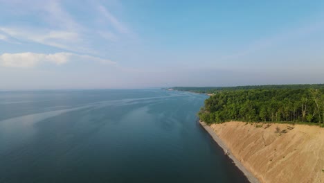 Epische-Klippen-über-Der-Strandküste