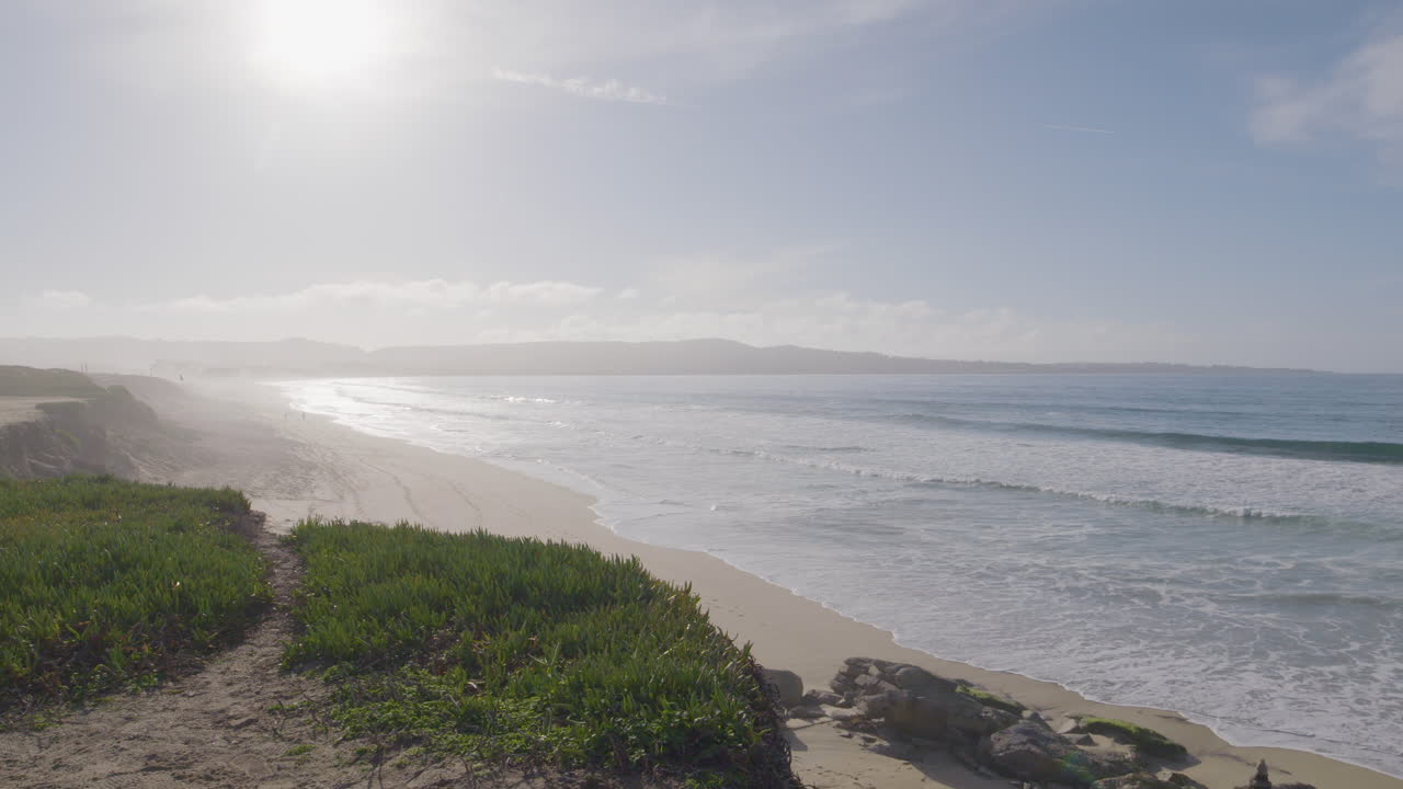 toma en cámara lenta de las pacíficas olas del océano en la bahía de monterey california marina state beach