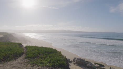 Toma-En-Cámara-Lenta-De-Las-Pacíficas-Olas-Del-Océano-En-La-Bahía-De-Monterey-California-Marina-State-Beach