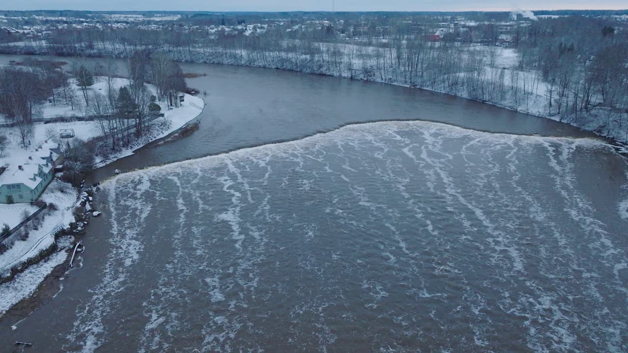 벤타 강 급류의 공중 찍은 모습 (겨울 홍수, 오래된 빨간 벽돌 다리, 디가, 라트비아, 구름이 가득한 겨울 날, 넓은 드론 촬영, 뒤로 이동)
