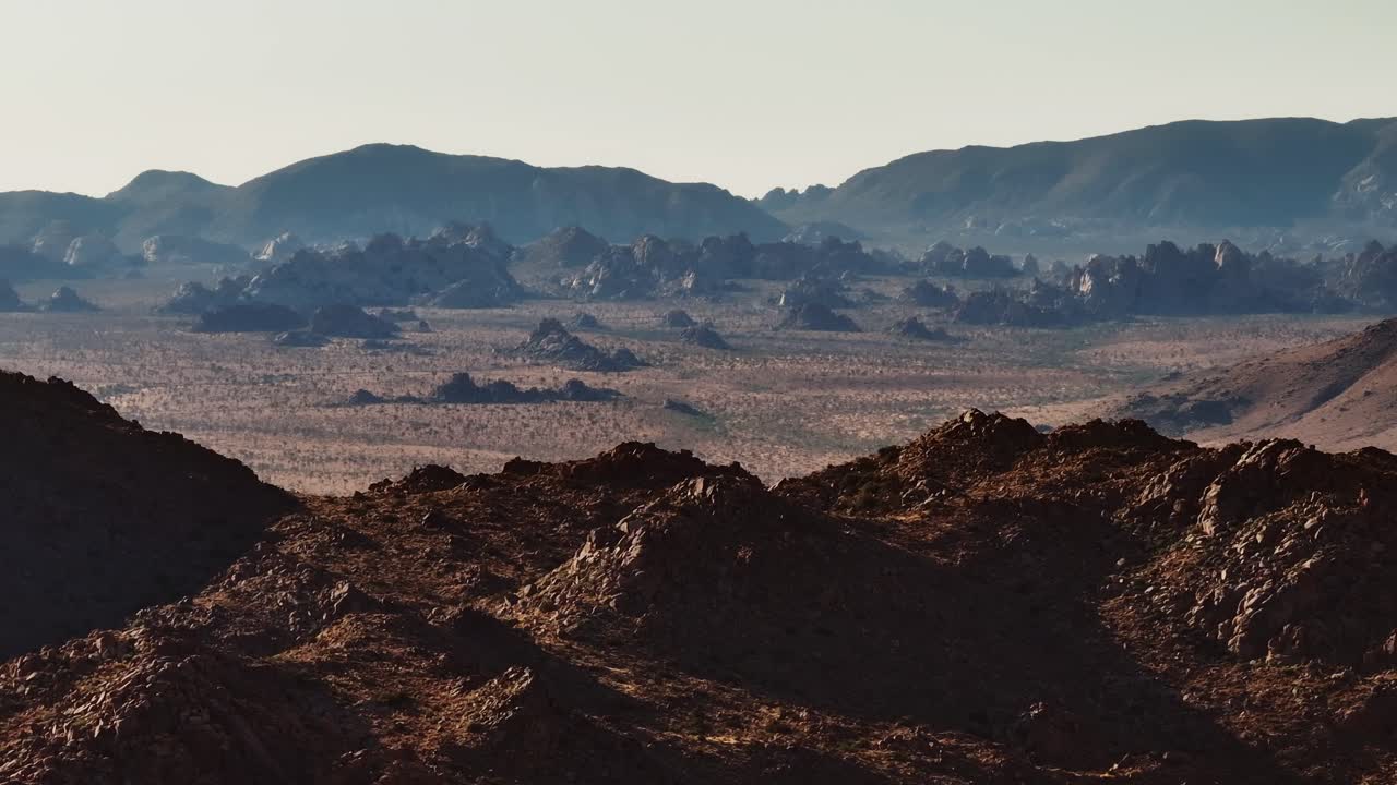 una amplia panorámica aérea de las rocas en el alto desierto de california
