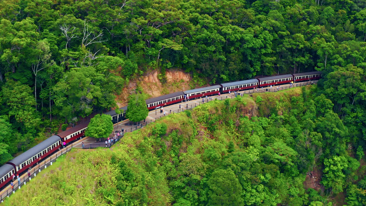 vista aérea del ferrocarril de kuranda en australia - toma de drones