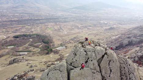 Escaladores-Escalando-En-Una-Gran-Roca-Masiva