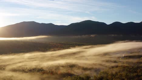 Una-Fina-Capa-De-Niebla-Cubre-Y-Cae-Sobre-Los-Caminos-Del-Valle-En-Las-Montañas-Blancas-De-New-Hampshire