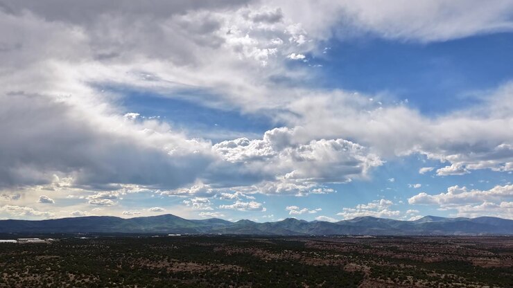 Timelapse 4K UHD con dron capturando un cielo dinámico lleno de diversos tipos de nubes que cambian y se transforman rápidamente. Mesetas desérticas de cima plana se asientan bajo la atmósfera expansiva y cambiante.