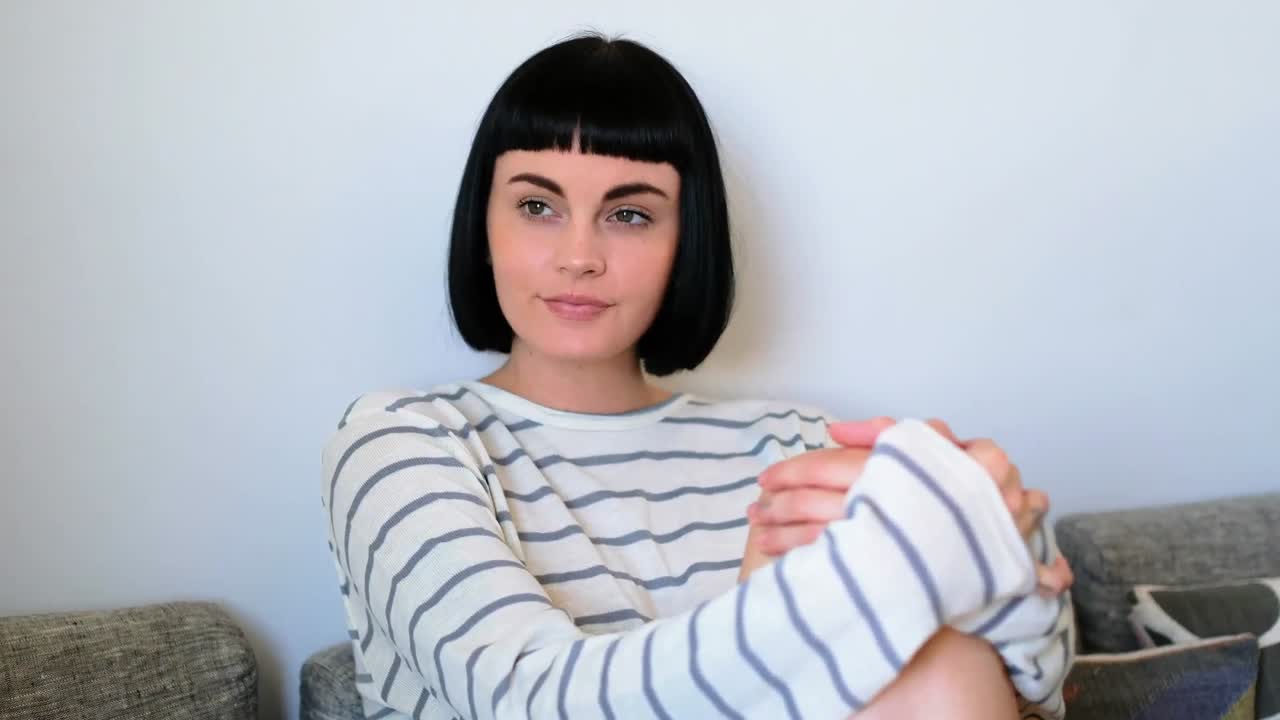 mujer relajándose en la sala de estar en casa 4k