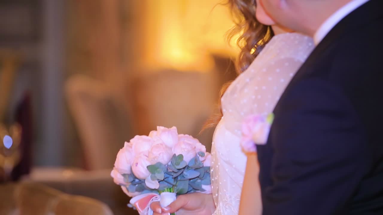 신랑 과 신부 는 결혼식 꽃부리 를 들고 있다