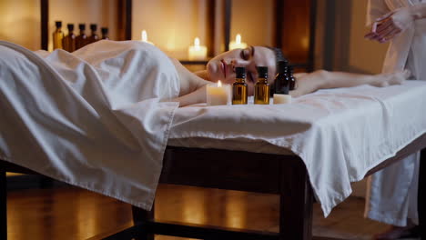 mujer recibiendo un masaje de spa