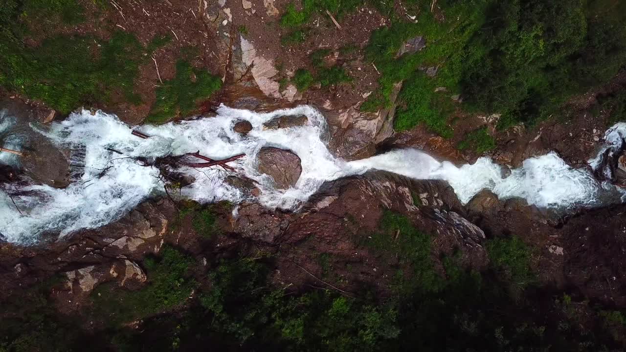 Vista aerea dell'acqua che precipita da una montagna rocciosa, cascata Walcherfall, Ferleiten, Austria