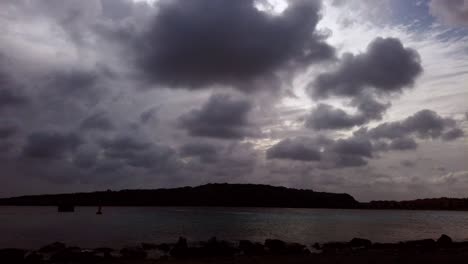 Wolken,-Die-Sich-Von-Uns-Entfernen-Und-Ihrem-Nächsten-Ziel-Entgegengehen