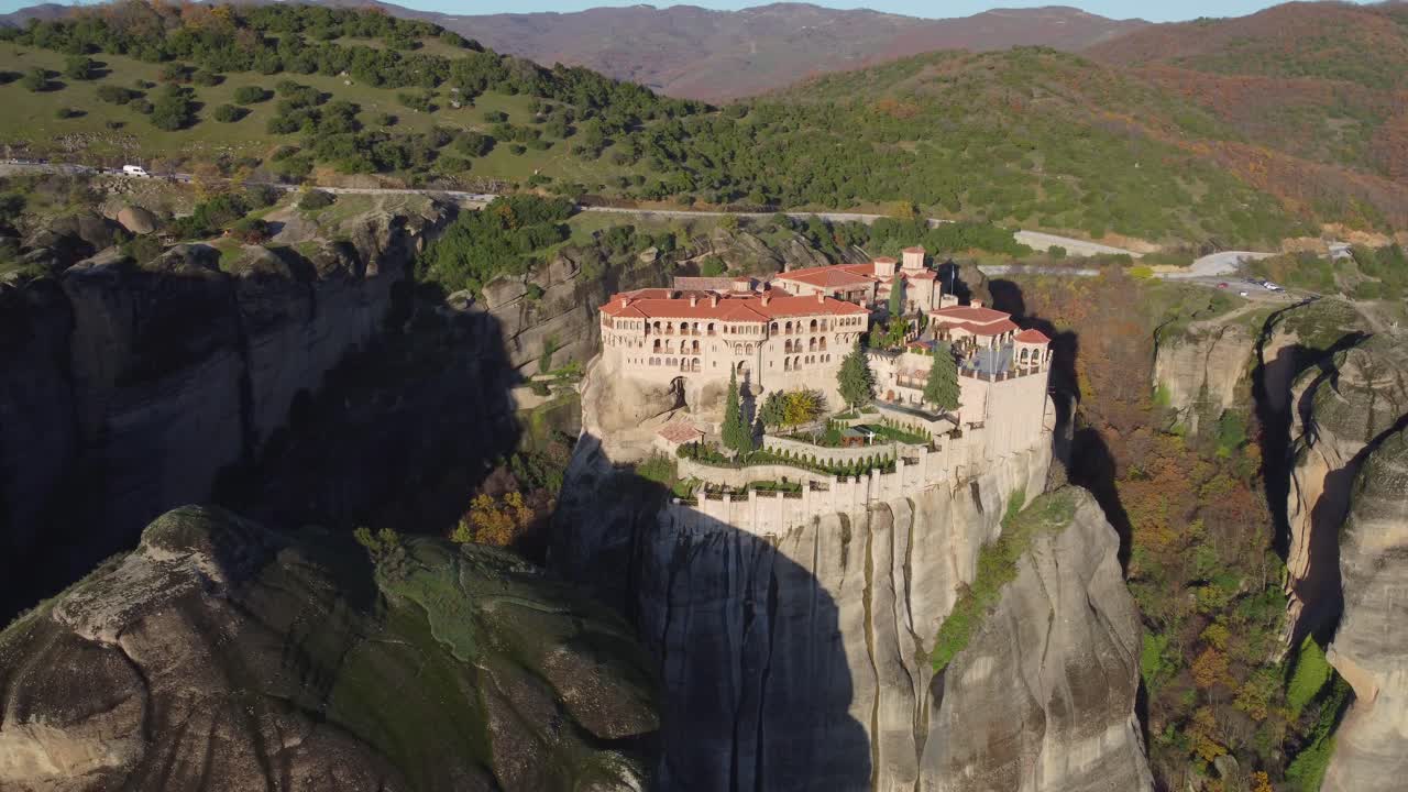 monasterio de meteora de 4k de varlaam, monasterio en una montaña, plano general: dron aéreo, μετέωρα, ελληνικά meteora grecia, formación rocosa vertical, puesta de sol, antigua grecia, cine, patrimonio mundial, verde