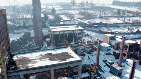 aéreo - edificio de la fábrica deteriorada, vlahita, rumania, toma amplia bajada