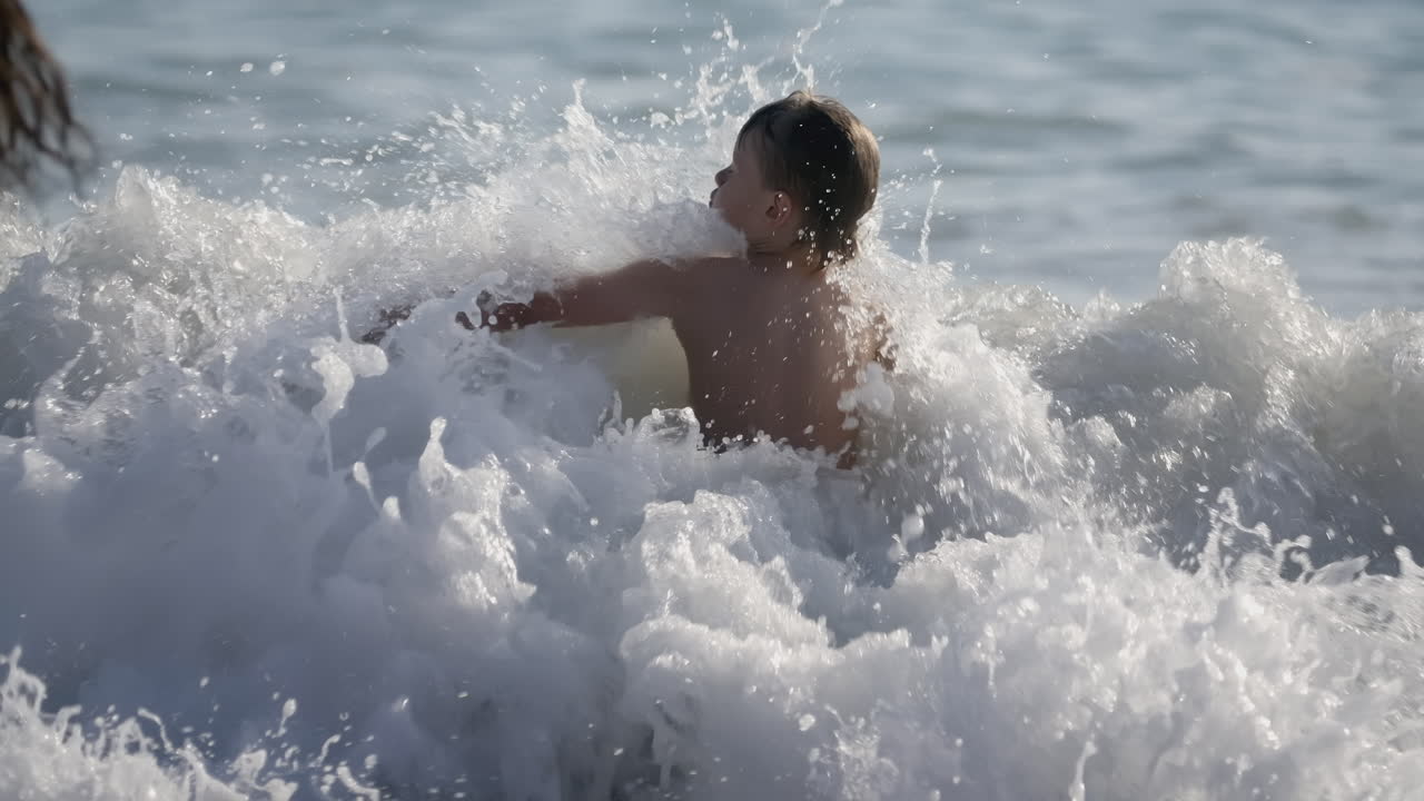 바다의 파도에서 놀고 있는 아이들