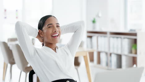 relajarse, sonreír y mujer de negocios con un completo
