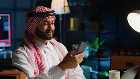 Man-uses-smartphone-for-videocall