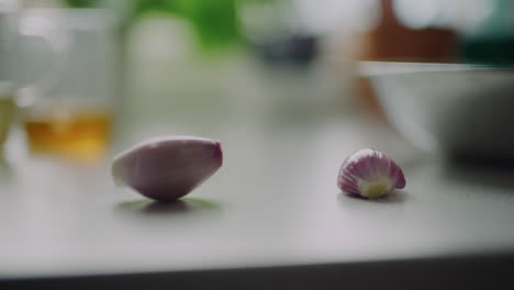 부 카운터 에 있는 질 을 벗긴 양파 어리 의 클로즈업