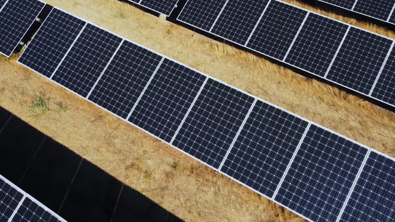 vista aérea de la planta solar, estación de energía fotovoltaica gran variedad de paneles solares en un día soleado, revelando disparos de drones