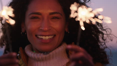 Nahaufnahme-Wunderkerzen-Porträt-Einer-Glücklichen-Frau,-Die-Silvester-Feiert-Und-Die-Feier-Zum-Unabhängigkeitstag-Genießt-Und-Spaß-Am-Strand-Bei-Sonnenuntergang-Hat