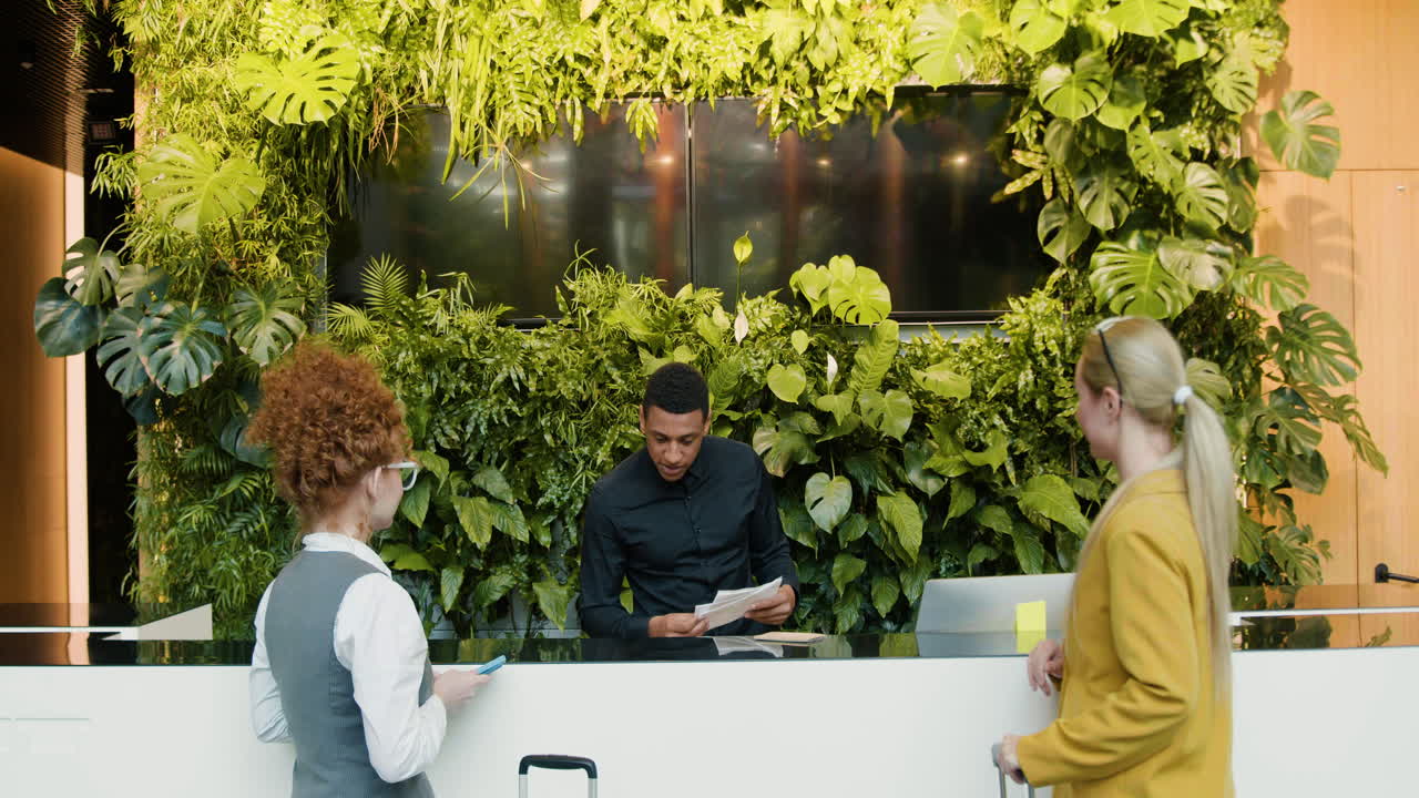 호텔의 아프리카계 미국인 리셉션 담당자