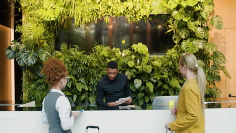 recepcionista afroamericana en un hotel