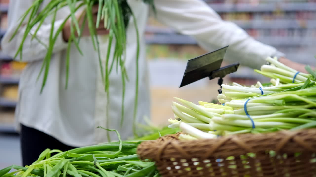 식료품 가게 에서 신선 한 초록 양파 를 구입 하는 것