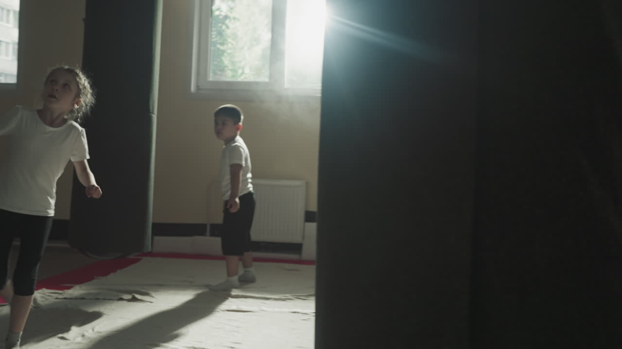 어린아이들은 스포츠 클럽에서 어른들과 함께 싱백을 치고, 숙련된 운동선수들과 함께 체육관에서 느린 동작으로 운동을 합니다.