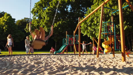 crianças a brincar num parque infantil