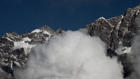 Ein-Schwenkblick-Auf-Die-Schneebedeckten-Gipfel-Des-Annapurna-Gebirges-Im-Himalaya-Gebirge-Im-Norden-Nepals