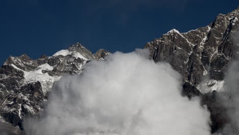 una vista panorámica de los picos cubiertos de nieve de las montañas annapurna en la cordillera del himalaya en el norte de nepal
