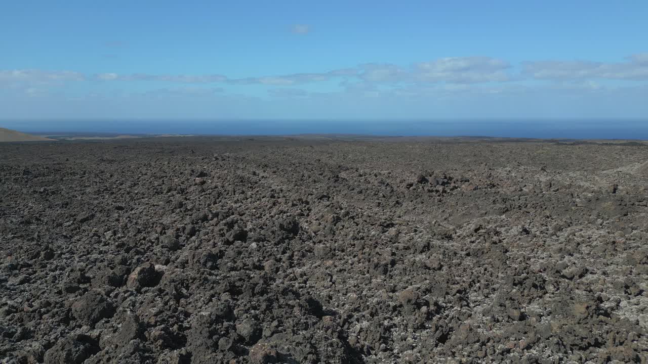 vista aérea suave vuelo volcán lava campo lanzarote islas canarias, día soleado españa 2023