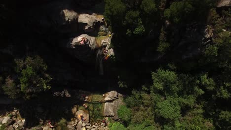 Deportes-Extremos-Montaña-Abajo-Con-Vista-Superior-De-Cascada