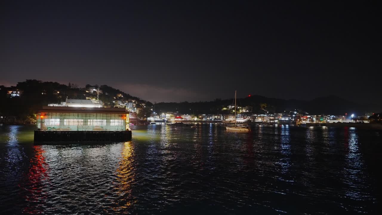 小さな村の隣にある小さな島の、小さな港と桟橋の夜景。