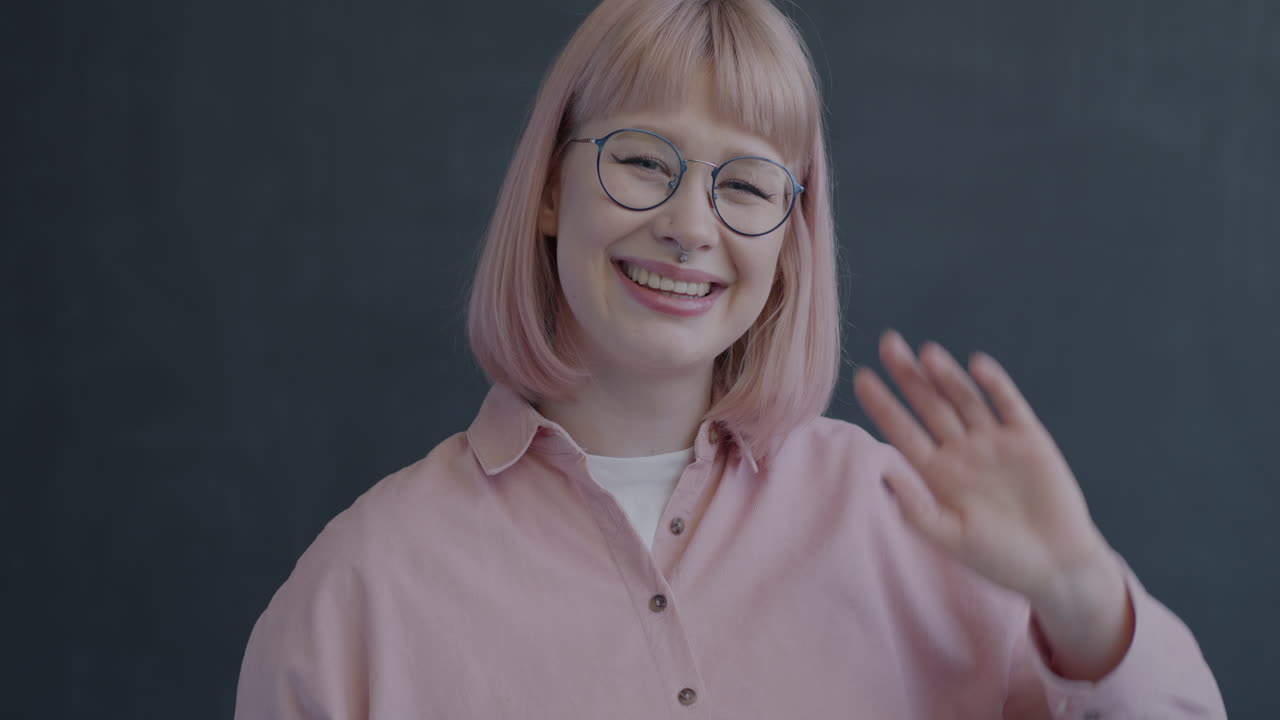 una mujer saludando.