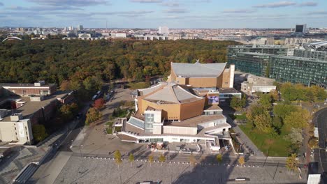 Glatter-Luftbildflug-Panorama-Übersichtsdrohne-Der-Berliner-Philharmonie-Zur-Goldenen-Stunde-Sommer-2022