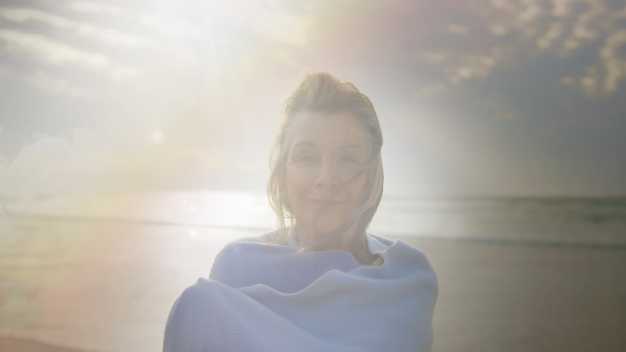 행복 한 고령 여성 의 초상화 위 에 반 ⁇ 이는 빛 의 애니메이션