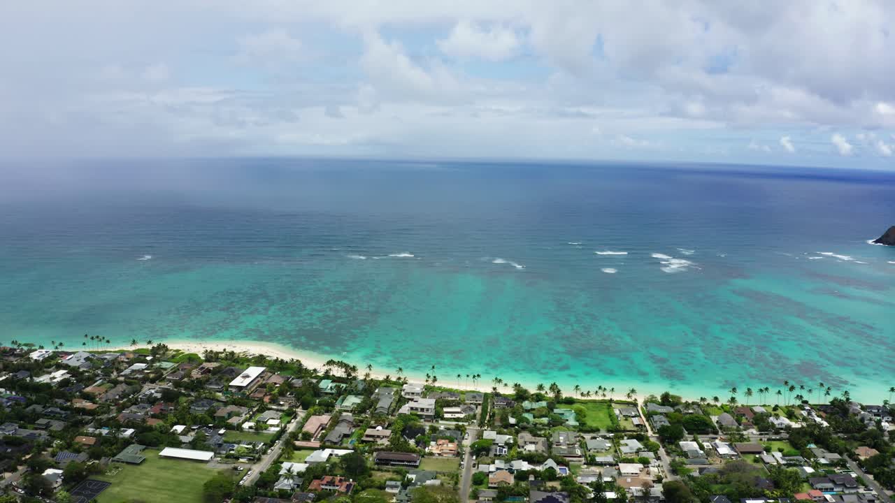 Oahu kıyılarının açıklarındaki Hawaii denizlerinin ve altındaki mahallelerin drone çekimi.