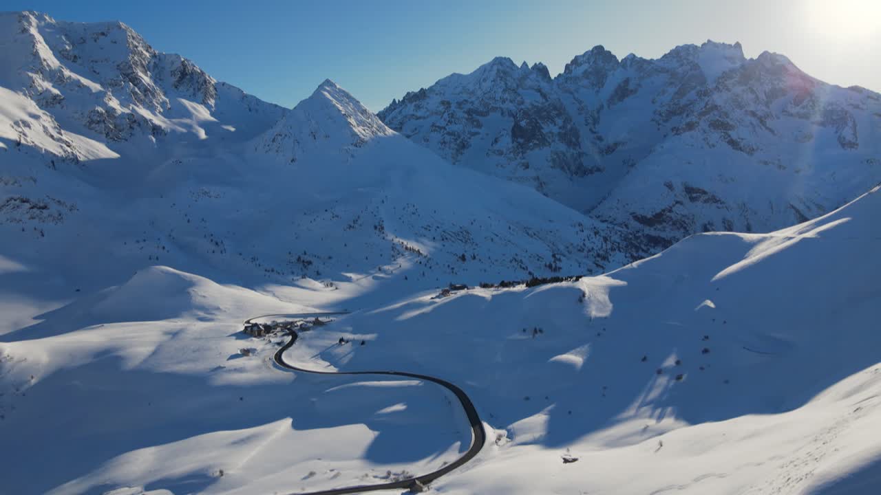Riprese con drone di una tranquilla catena montuosa innevata