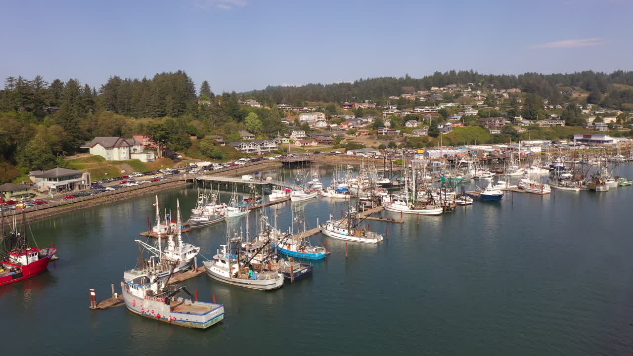 barcos en el puerto de newport, oregon