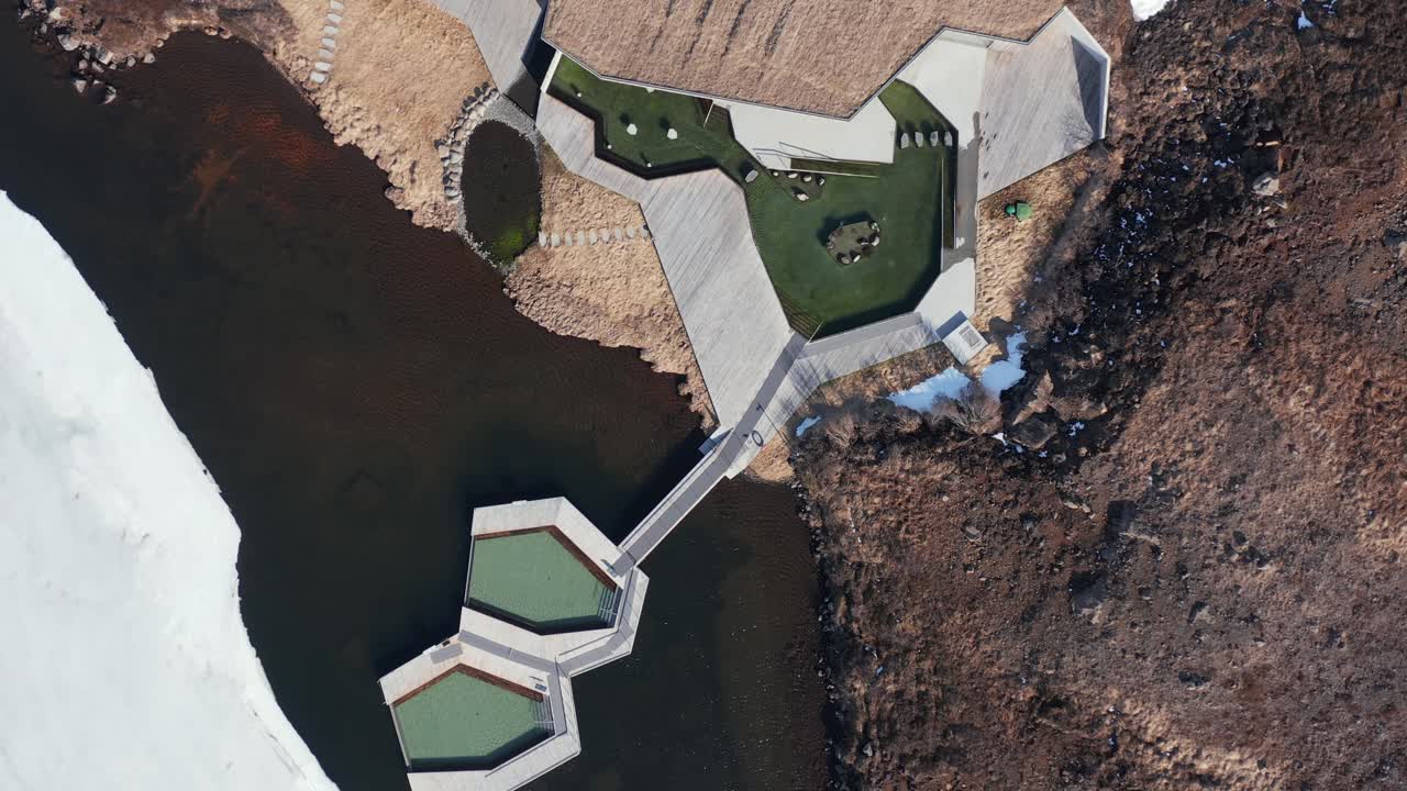 de arriba hacia abajo de piscinas infinitas flotantes geotérmicas vok spa en islandia