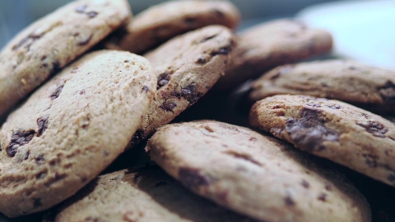 Primo piano di un mucchio di biscotti con gocce di cioccolato appena sfornati
