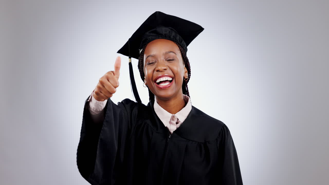 mujer negra feliz, graduación