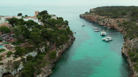 Vista-Aérea-De-Catamaranes-En-La-Playa-De-Cala-Pi,-Mallorca,-España.